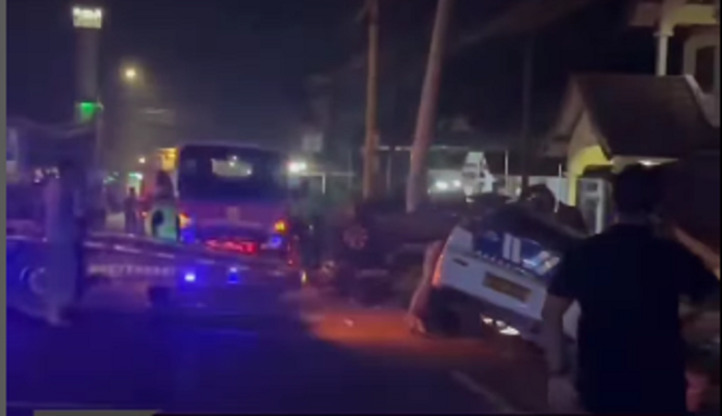 
					Dua mobil pengawalan dan sebuah Ertiga mengalami kecelakaan di jalan raya Burneh, Bangkalan, Sabtu dini hari 02.30, 7 Mei 2025. Ternyata kecelakaan itu dipicu oleh rokok putih. Mobil patwal mengejar Ertiga, tetapi tetap melarikan diri, hingga terhenti ketika menabrak rumah warga. Instagram@bangkalanterkini
