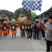 Bupati Jombang Warsubi mengiobarkan bendera start tand adimulai atraksi seni budaya pada acara Sedekah Dusun Bulak, desa Mojokrapak, Tembelang, Jombang. Minggu, 22 Juni 2025. Foto : Kominfo Jombang