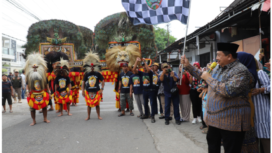 Bupati Jombang Warsubi mengiobarkan bendera start tand adimulai atraksi seni budaya pada acara Sedekah Dusun Bulak, desa Mojokrapak, Tembelang, Jombang. Minggu, 22 Juni 2025. Foto : Kominfo Jombang