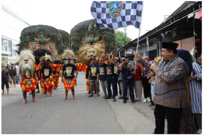 
					Bupati Jombang Warsubi mengiobarkan bendera start tand adimulai atraksi seni budaya pada acara Sedekah Dusun Bulak, desa Mojokrapak, Tembelang, Jombang. Minggu, 22 Juni 2025. Foto : Kominfo Jombang