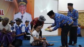 Bupati Jombang Warsubi tak segan menghampiri seorang tuna daksa, menyapa sekaligus mengambilkan kue suguhan, saat acara: Audiensi Sumber Daya Manusia (SDM) Pilar-Pilar Sosial se-Kabupaten Jombang dalam acara 