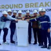 Saat groundbreaking pembangunan smelter (peleburan) timah milik PT PT Solder Tin Andalan Indonesia (STANIA)  di bidang industri pembuatan logam dasar bukan besi dan perdagangan besar melebarkan sayapnya di Kota Batam, Provinsi Kepulauan Riau (Kepri). Foto: ulasan.co