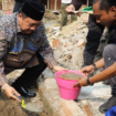Bupati Jombang, H. Warsubi meletakkan batu pertama pembangunan Rumah Syukur Memperingati HUT ke 80 Kemerderkaan RI, bantuan dari Popnpes Siddhiqiyah, dilaksanakan Minggu, 22 Juni 2025. Foto: Kominfio Jombang