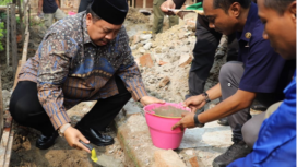 Bupati Jombang, H. Warsubi meletakkan batu pertama pembangunan Rumah Syukur Memperingati HUT ke 80 Kemerderkaan RI, bantuan dari Popnpes Siddhiqiyah, dilaksanakan Minggu, 22 Juni 2025. Foto: Kominfio Jombang