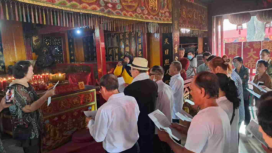 Upacara pengukuhan pengurus TITD Kwan Sing Bio Tuban diwarnai ketegangan antar pengurus. Kini Go Tjong Ping, politisi PDI Tuban duduk sebagai ketua 2025-2028. Foto: Dok/ Panitia