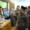 Wakil Bupati Jombang, Salmanudin membuka acara Job Fair 2025 Jombang, di aula SMKN3 Jombang, Kamis 26 Juni 2025. Langsung melakukan kunjungan ke berbagai sstand di area pameran. Foto: jombangkab.go.id