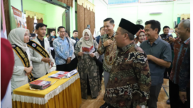 Wakil Bupati Jombang, Salmanudin membuka acara Job Fair 2025 Jombang, di aula SMKN3 Jombang, Kamis 26 Juni 2025. Langsung melakukan kunjungan ke berbagai sstand di area pameran. Foto: jombangkab.go.id