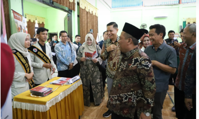 
					Wakil Bupati Jombang, Salmanudin membuka acara Job Fair 2025 Jombang, di aula SMKN3 Jombang, Kamis 26 Juni 2025. Langsung melakukan kunjungan ke berbagai sstand di area pameran. Foto: jombangkab.go.id