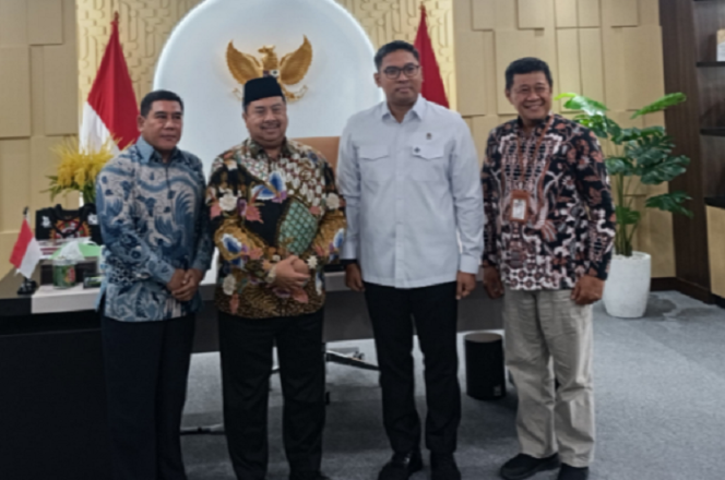 
					Bupati  Jombang Warsubi bersama dua staf melakukan audiensi dengan Mentewri Pertanian di Jakarta. Foto: Kominfo Jombang