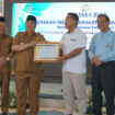 Bupati Jombang Warsubi mendapat piagam penghargaan dari Bulog,  pula penyerahan Piagam penghargaan kepada Bupati Jombang dari Bulog Cabang Mojokerto atas sinergitas dan pencapaian Kabupaten Jombang dalam rangka optimalisasi penyerapan gabah/beras 2025. Foto: Kominfo Jombang
