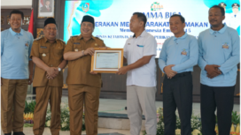 Bupati Jombang Warsubi mendapat piagam penghargaan dari Bulog,  pula penyerahan Piagam penghargaan kepada Bupati Jombang dari Bulog Cabang Mojokerto atas sinergitas dan pencapaian Kabupaten Jombang dalam rangka optimalisasi penyerapan gabah/beras 2025. Foto: Kominfo Jombang
