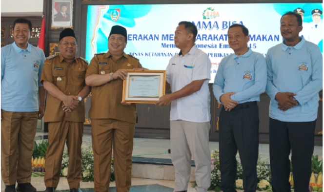
					Bupati Jombang Warsubi mendapat piagam penghargaan dari Bulog,  pula penyerahan Piagam penghargaan kepada Bupati Jombang dari Bulog Cabang Mojokerto atas sinergitas dan pencapaian Kabupaten Jombang dalam rangka optimalisasi penyerapan gabah/beras 2025. Foto: Kominfo Jombang
