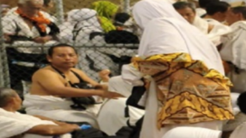 Ribuan jamaan dalam perjalanan dari Musdaliffah ke Mina, terlunta-lunta karena tidak ada jemputan bus. Mereka terpaksa jalan kaki sejauh 8 km. Hal serupa dialami jamaah yang mendapat jamputan bus, macet 7 jam tidak bisa bergerak, karena jalanan dipenuhi pejalan kaki. Foto: Dok pribadi/ Sari