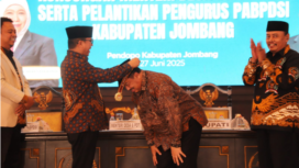 Menteri Menteri Desa dan Pembangunan Daerah, Tertinggal, H. Yandri Susanto berupa gelar Bapak BPD, di pendopo kabupaten Jombang, Jumat 27 Juni 2025. Foto: Kominfo Jombang