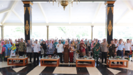 Suasana meriah saat pelaksaan pengukuhan Bunda Literasi kepada Ny Yuliati Nugrahani, sekaligus Anugerah Lomba Perpustakaan Desa/Kelurahan dan Lomba Bertutur Tingkat SD/MI, di Pendopo Kabupaten Jombang, Rabu, 25 Juni 2025. Foto: jombangkab.go.id