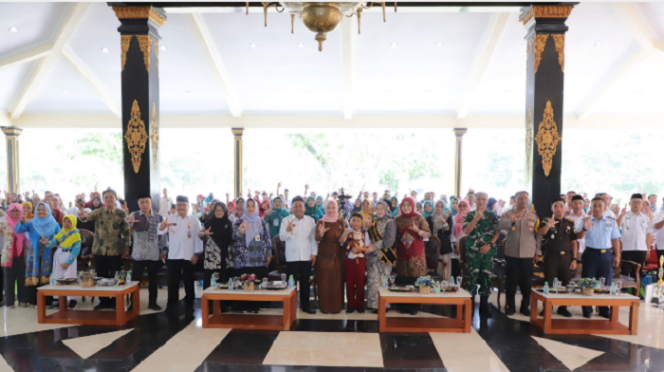 
					Suasana meriah saat pelaksaan pengukuhan Bunda Literasi kepada Ny Yuliati Nugrahani, sekaligus Anugerah Lomba Perpustakaan Desa/Kelurahan dan Lomba Bertutur Tingkat SD/MI, di Pendopo Kabupaten Jombang, Rabu, 25 Juni 2025. Foto: jombangkab.go.id