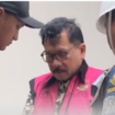 Terdakwa Zaroif Ricar, pemilik kekayaan Rp 975 miliar dan 51 kg emas saat digeledah tim kejaksaan. Tangkap layar video Youtube@Metro TV