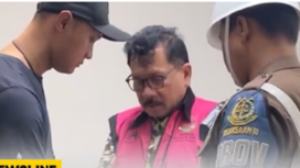 Terdakwa Zaroif Ricar, pemilik kekayaan Rp 975 miliar dan 51 kg emas saat digeledah tim kejaksaan. Tangkap layar video Youtube@Metro TV
