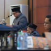 Bupati Jombang Warsubi  dalam rapat paripurna penetapan anggaran perubahan menjadi APBD 2025 di gedung DPRD Jombang, Rabu 2 Juli 2025. Foto: Kominfo Jombang