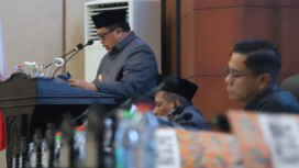 Bupati Jombang Warsubi  dalam rapat paripurna penetapan anggaran perubahan menjadi APBD 2025 di gedung DPRD Jombang, Rabu 2 Juli 2025. Foto: Kominfo Jombang