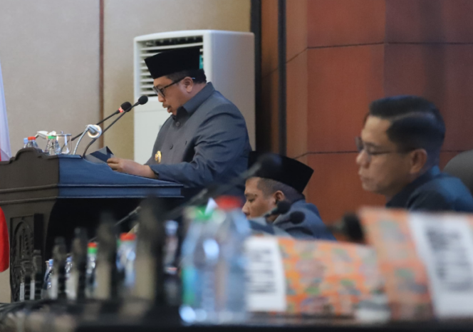 
					Bupati Jombang Warsubi  dalam rapat paripurna penetapan anggaran perubahan menjadi APBD 2025 di gedung DPRD Jombang, Rabu 2 Juli 2025. Foto: Kominfo Jombang
