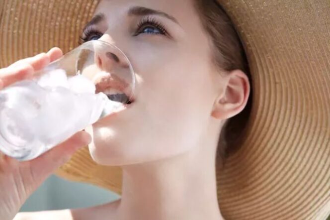 
					Minum air es tak menyebabkan sakit