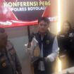 Kasat Reskrim Polres Boyolali, AKP Joko Purwadi menunjukkan barang bukti dalam konferensi pers di Mapolres Boyolali, Jawa Tengah, Senin (14/7/2025).
© KOMPAS.com/Labib Zamani