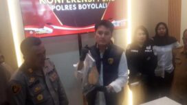 Kasat Reskrim Polres Boyolali, AKP Joko Purwadi menunjukkan barang bukti dalam konferensi pers di Mapolres Boyolali, Jawa Tengah, Senin (14/7/2025).
© KOMPAS.com/Labib Zamani