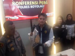 Kasat Reskrim Polres Boyolali, AKP Joko Purwadi menunjukkan barang bukti dalam konferensi pers di Mapolres Boyolali, Jawa Tengah, Senin (14/7/2025).
© KOMPAS.com/Labib Zamani