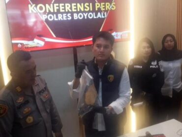 Kasat Reskrim Polres Boyolali, AKP Joko Purwadi menunjukkan barang bukti dalam konferensi pers di Mapolres Boyolali, Jawa Tengah, Senin (14/7/2025).
© KOMPAS.com/Labib Zamani