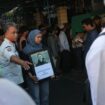 Istri mendiang dan Pelayat mengiringi jenazah diplomat Arya Daru Pangayunan yang dimakamkan di Karawang, Rabu (10/7). (Guntur Aga)