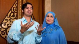Dewi Yull bersama putranya Surya Sahetapy Foto: Maria Gabrielle Putrinda/kumparan