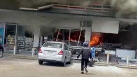 Asap dan api mengepul dari toko serba ada di sebuah pom bensin, di tengah bentrokan antara Thailand dan Kamboja, di distrik Kantharalak, provinsi Sisaket, Thailand, 24 Juli 2025. (Foto: Facebook/Handout via REUTERS)