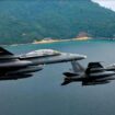 F/A-18 Hornet biasanya dibawa kapal induk