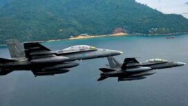 F/A-18 Hornet biasanya dibawa kapal induk