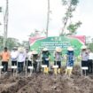 saat prosesi penanaman jagung serentak secara simbolis