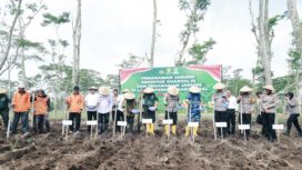 saat prosesi penanaman jagung serentak secara simbolis