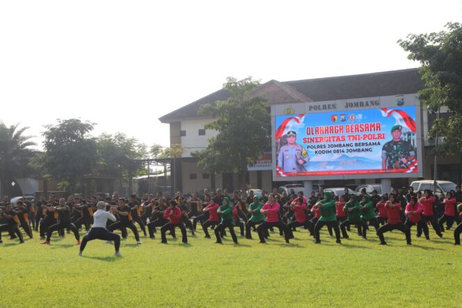 
					suasana saat olahraga Polres Jombang bersama Kodim 0814 Jombang