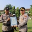 Kapolres serahkan piagam penghargaan kepada salah satu anggota yang berprestasi