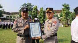 Kapolres serahkan piagam penghargaan kepada salah satu anggota yang berprestasi