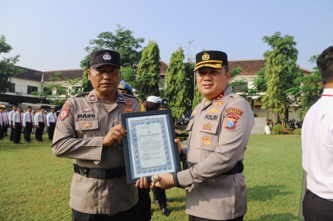 
					Kapolres serahkan piagam penghargaan kepada salah satu anggota yang berprestasi