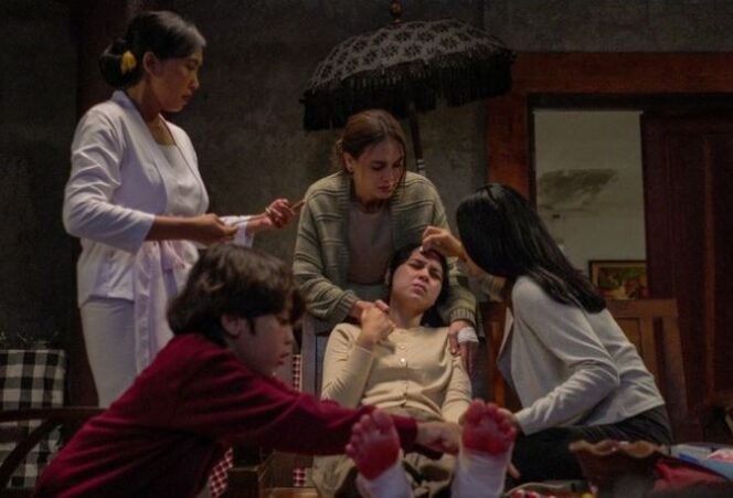 
					Cuplikan adegan dalam film Jalan Pulang yang dibintangi oleh Luna Maya, Shareefa Danish, dan Taskya Namya.(Dok. Leo Pictures )