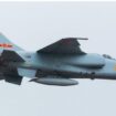 et tempur sekaligus bomber milik China JH-7A yang dipotret medio 2008.
© WIKIMEDIA COMMONS