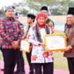 Gubernur Jatim Khofifah menyerahkan tanda penghargaan kepada Buapti Jombang, diwakili oleh wakil bupati Jombang, H Salmanudin Yazif, pada upacara peringakatan hari Koperasi, 17 Juli 2025. di Bojonegoro. Foto: Diskominfo Jombang