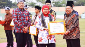 Gubernur Jatim Khofifah menyerahkan tanda penghargaan kepada Buapti Jombang, diwakili oleh wakil bupati Jombang, H Salmanudin Yazif, pada upacara peringakatan hari Koperasi, 17 Juli 2025. di Bojonegoro. Foto: Diskominfo Jombang