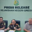 Foto: Sanny
Kajari Gresik Nana Riana saat memberikan keterangan kepada wartawan.