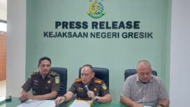 Foto: Sanny
Kajari Gresik Nana Riana saat memberikan keterangan kepada wartawan.