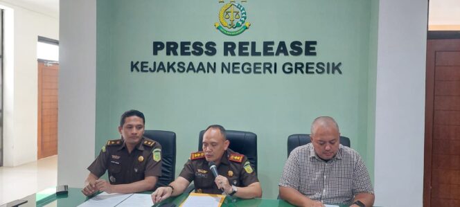 
					Foto: Sanny
Kajari Gresik Nana Riana saat memberikan keterangan kepada wartawan.