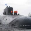 Kapal selam nuklir terbaru Rusia Knyaz Pozharsky di  pangkalan Rybachiy dekat pusat gempa