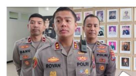 Kapolres Gresik AKBP Rovan Richard Mahenu (tengah), saat memberi penjelasan kepada awak media di Mapolres Gresik, Gresik, Jawa Timur, Senin (28/7/2025)